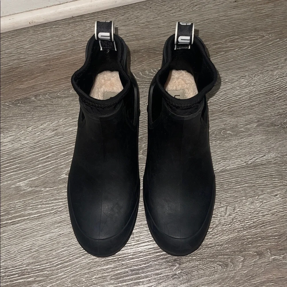 Ugg Black Ankle Rain Boots Sherpa lined spring size 6 casual shoes chevonne
